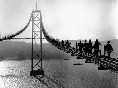 Trabajadores en las obras de construcción del puente 25 de Abril sobre el Tajo, en una imagen del Archivo Municipal de Lisboa.