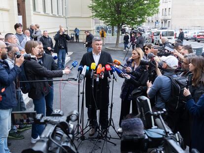 El presidente croata, Zoran Milanovic, habla con los medios de comunicación después de emitir su voto en Zagreb (Croacia) para las elecciones parlamentarias de este miércoles.