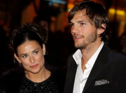 Demi Moore y su marido, Ashton Kutcher, a la llegada a la fiesta privada de la familia Prada.