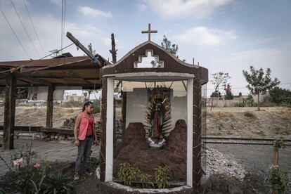 Lilian observa la capilla que vecinos de su colonia construyeron a la Virgen de Guadalupe, en Chimalhuacán.
