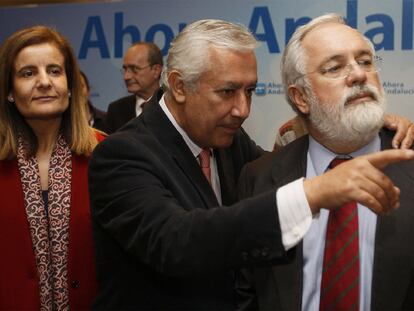 Javier Arenas, en el centro, junto a la nueva ministra de Empleo y Seguridad Social, Fátima Báñez, y el de Agricultura, Miguel Arias Cañete.