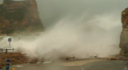 El temporal afecta a la playa del Moraig en el Poble Nou de Benitatxell