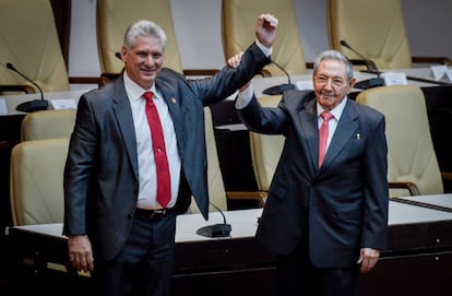 Raúl Castro levanta el brazo del recién electo presidente cubano Miguel Díaz-Canel durante la Asamblea Nacional en el Palacio de Convenciones el 19 de abril de 2018 en La Habana, Cuba.
