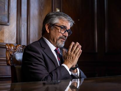 El Ministro de Hacienda de Chile, Mario Marcel, en su despacho del Ministerio de Hacienda en Santiago.