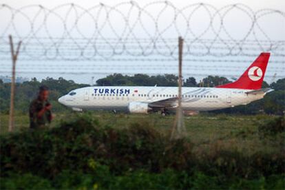 Imagen del avión turco secuestrado, estacionado en una zona de aislamiento del aeropuerto italiano de Brindisi.