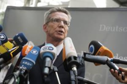 El ministro alemán de Defensa, Thomas de Maiziere, comparece ante los medios después de una reunión del comité de defensa del Parlamento alemán celebrada en Berlín (Alemania) hoy, miércoles 5 de junio de 2013.