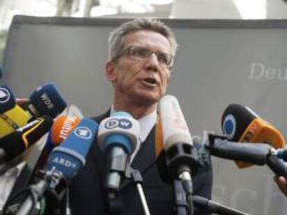 El ministro alemán de Defensa, Thomas de Maiziere, comparece ante los medios después de una reunión del comité de defensa del Parlamento alemán celebrada en Berlín (Alemania) hoy, miércoles 5 de junio de 2013.