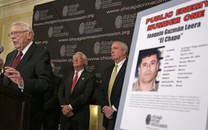 Art Bilek, vicepresidente de la Comisión del Crimen de Chicago, anuncia el nuevo enemigo público número uno de la ciudad.