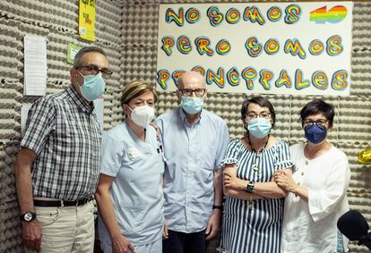 El equipo de Radio Gurugú: José Luis Valencia, Lidia Ledesma y Enrique Picayo junto a las monitoras Eva Varona y Ana de la Huerta.