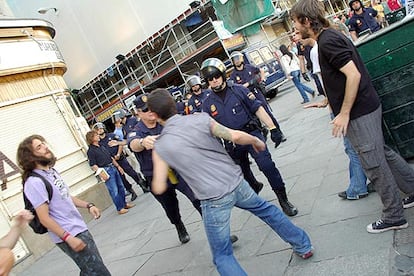 Agentes de policía se enfrentan con algunos manifestantes, ayer en la Puerta del Sol de Madrid.