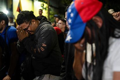 Venezolanos reaccionan a los resultados de las elecciones presidenciales frente a la Embajada de Venezuela en Ciudad de México.