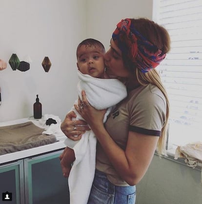 Olive y su madre en el momento 'secado'. Desde Baby Spa Perth afirman que una actividad como esta sirve también para construir lazos de calidad entre padres e hijos.