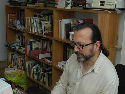 William Ospina (Padua, Tolima, 1954), en su estudio de Bogotá.