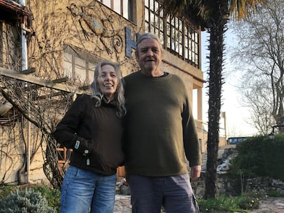 Pilar Saiz y su marido Jim Thomson, propietarios del Hotel Torrecedo, en Asturias. Imagen cedida por el matrimonio.