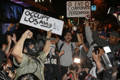 Manifestación contra Wall Street en un parque frente al Ayuntamiento de Los Ángeles.