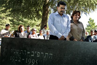 Amir Peretz y su esposa Ahlama presentan sus respetos ante la tumbra del asesinado Isaac Rabin en Jerusalén.