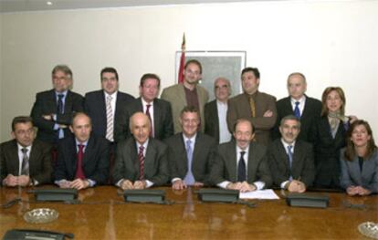 Caldera y Rubalcaba, con los representantes de todos los grupos parlamentarios, excepto el PP, hoy en el Congreso.