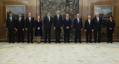 El Rey Felipe VI posa con los nuevos cargos en el Palacio de la Zarzuela.