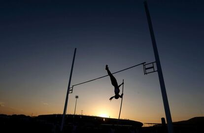 Una mujer compite en la prueba de salto de prtiga femenina en los XVIII Juegos Bolivarianos, en Santa Marta (Colombia).