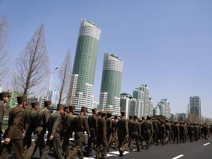 Soldados marchan por la calle Ryo Myong tras una ceremonia de inauguraci&oacute;n de un nuevo proyecto de desarrollo residencial en Pionyang, en abril