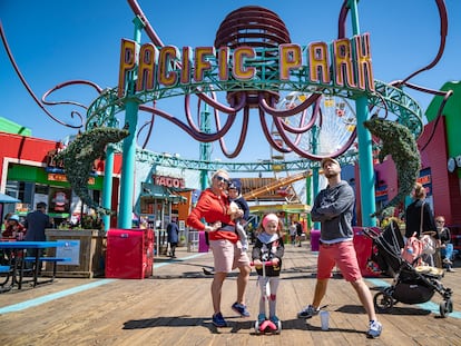 Adrián Rodríguez y Gosi Bendrat, con sus dos hijos, en el Pacific Park del muelle de Santa Mónica (Los Ángeles).