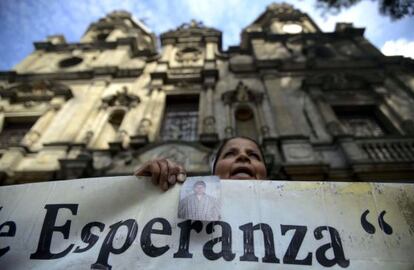 Integrante da organização Mães da Candelária protesta em Bogotá.