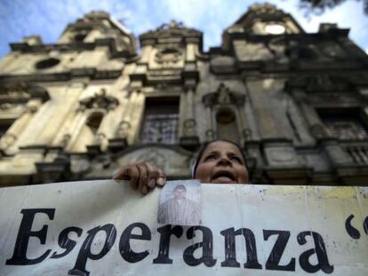 Integrante da organização Mães da Candelária protesta em Bogotá.