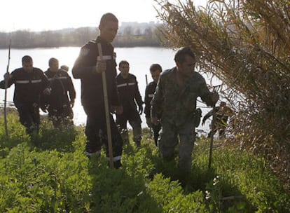 Equipos de rastreo, en plena búsqueda del cadáver de Marta en el Guadalquivir, en marzo pasado.