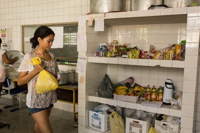 En la cocina almacenan los alimentos que reciben a modo de donaciones, principalmente de padres y madres, profesores en huelga o simpatizantes del movimiento.