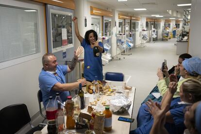 La enfermera Bess Tribout celebra el año nuevo en la unidad de cuidados intensivos COVID-19 del hospital la Timone en Marsella, Francia.