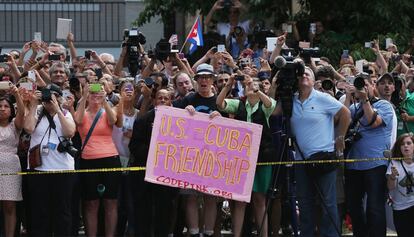 La calle de la Embajada se ha llenado de gente para ver el izado de bandera de Cuba.