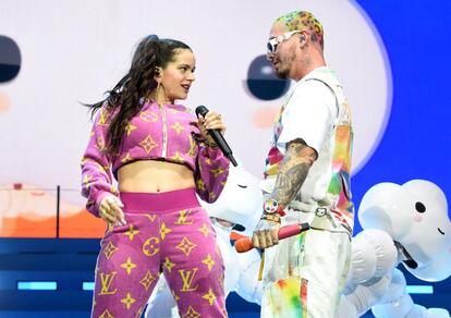 Este año, la artista ha vivido un acelerado ascenso al estrellato global y ha colaborado con James Blake, Ozuna, J Balvin y El Guincho. En la imagen, J Balvin junto a Rosalía durante el festival de Coachella, el 13 de abril en Indio (California).