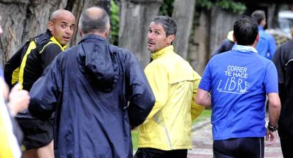 Martín Fiz (de amarillo) llega a Vitoria junto a presos y empleados de las cárceles de Nanclares de Oca y Alcalá en una carrera en 2011.