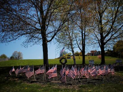 Banderas por los veteranos afuera de una residencia en Massachusetts.