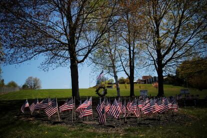 Banderas por los veteranos afuera de una residencia en Massachusetts.