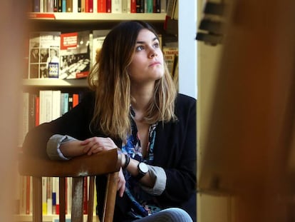 La poeta Elvira Sastre, en una librería de Madrid.