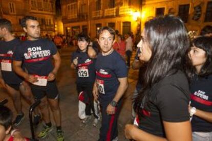 Bomberos de los parques privados, el sábado antes de participar en una carrera solidaria en Padrón.