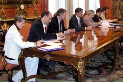 El ministro Juan Fernando López Aguilar (en el centro), el secretario de Estado de Justicia, Luis López Guerra (tercero por la izquierda), y los representantes sindicales, durante la firma del preacuerdo.