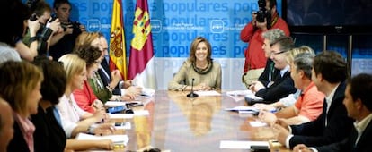 La secretaria general del PP y presidenta electa de Castilla-La Mancha, María Dolores de Cospedal (c), preside la reunión del Grupo Popular de las Cortes de Castilla-La Mancha. 