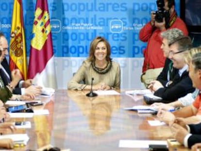 La secretaria general del PP y presidenta electa de Castilla-La Mancha, María Dolores de Cospedal (c), preside la reunión del Grupo Popular de las Cortes de Castilla-La Mancha. 