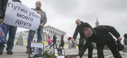 Ciudadanos rusos en la zona de Mosc&uacute; donde Boris Nemtsov ha muerto asesinado.