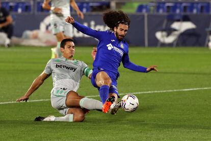 Mandi y Cucurella pelean por el balón.