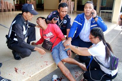 Uno de los heridos recibe los primeros auxilios tras la explosión de dos bombas cerca de la ciudad turística de Hua Hin (Tailandia).