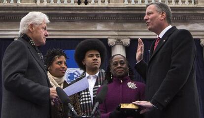 Bill de Blasio hace el juramento como alcalde de Nueva York frente a Bill Clinton.