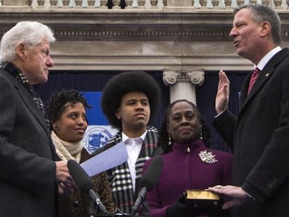Bill de Blasio hace el juramento como alcalde de Nueva York frente a Bill Clinton. 