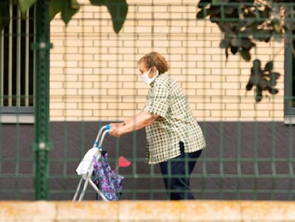 Una mujer camina por la residencia de tercera edad del Pla d'Urgell, en Lleida que permanece confinada debido a los rebrotes por el coronavirus. 