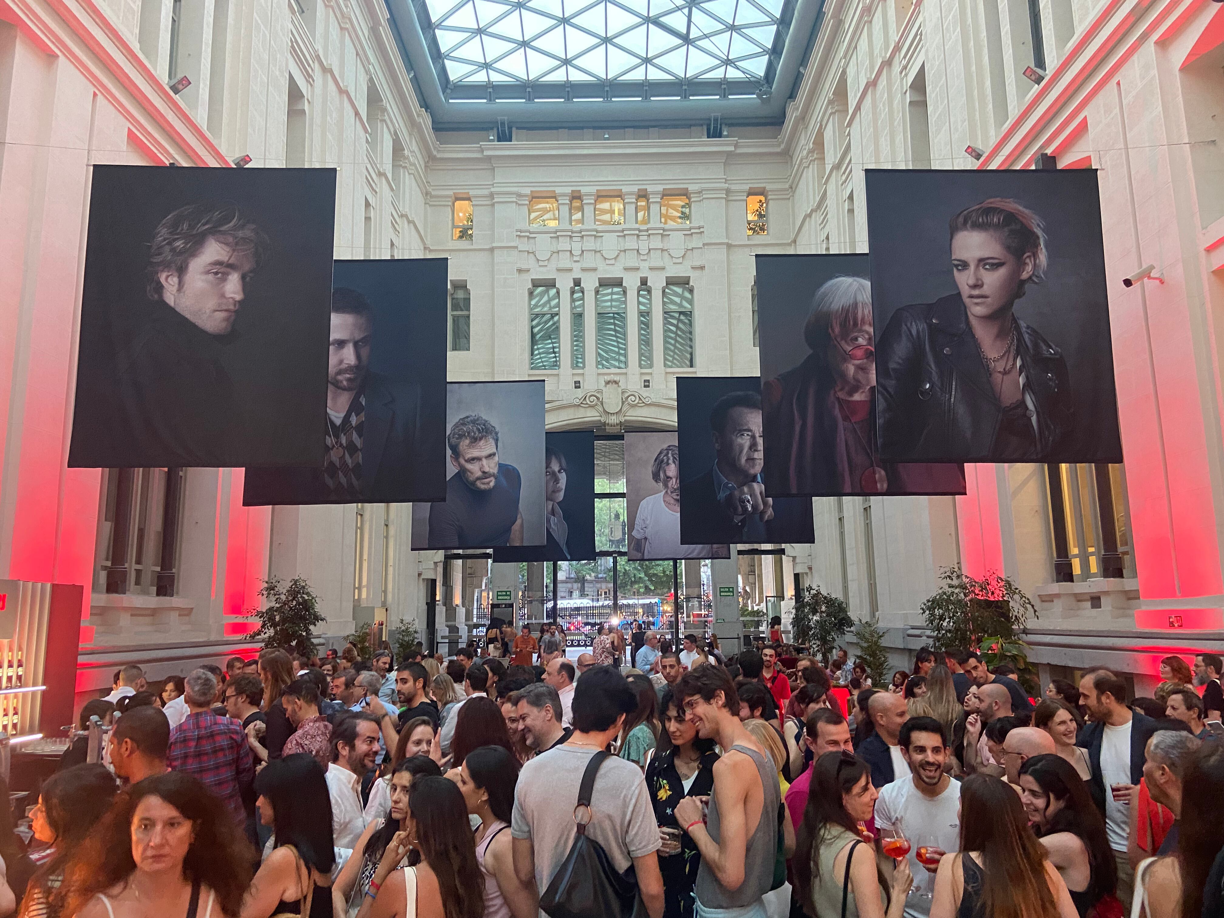 Galería de Cristal de CentroCentro, con los retratos de Jorge Fuembuena.