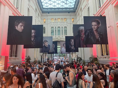 Galería de Cristal de CentroCentro, con los retratos de Jorge Fuembuena.