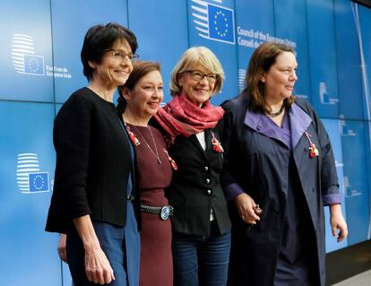 La comisaria europea de Empleo, Marianne Thyssen, la viceministra búlgara de Empleo y Política Social, Zornitsa Roussinova, junto a las dos correlatoras del Parlamento Europeo Elisabeth Morin-Chartier y Agnes Jongerius, tras lograr un acuerdo sobre la revisión de las normas para los trabajadores desplazados. EFE/ Olivier Hoslet