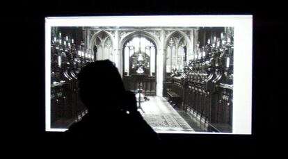 Un visitante contempla la instalación de vídeo de Elizabeth Price.